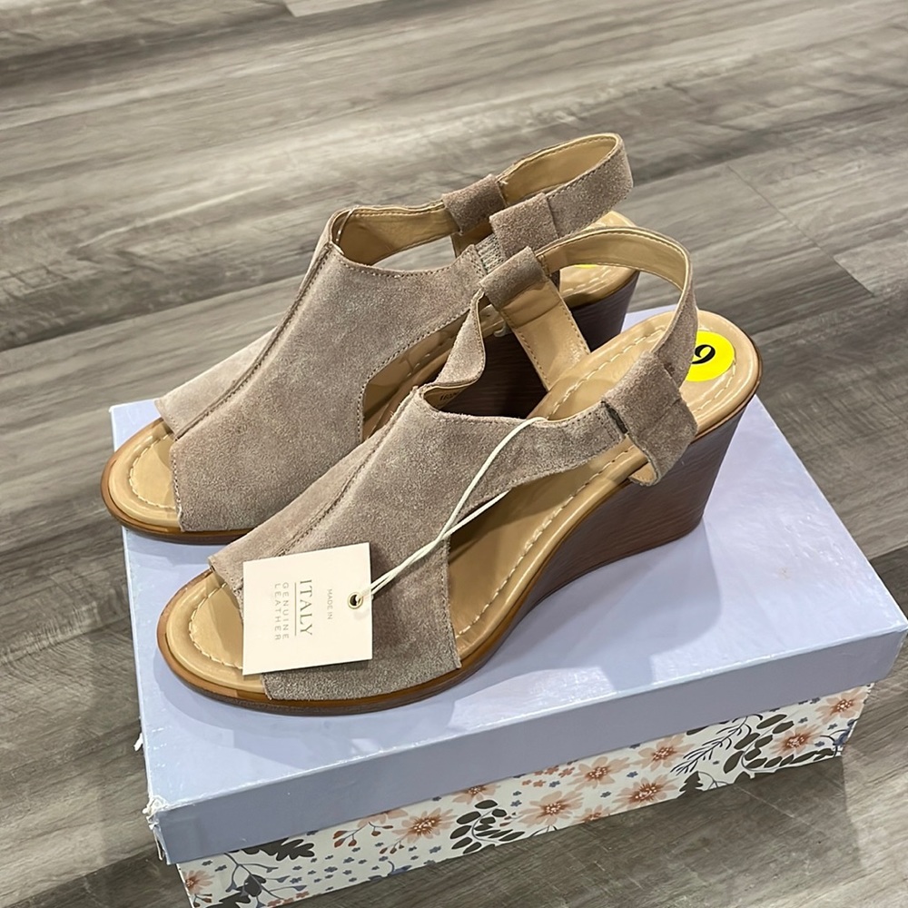 NWT Sophia Milano Italian Leather Wedge Sandal. Sz9